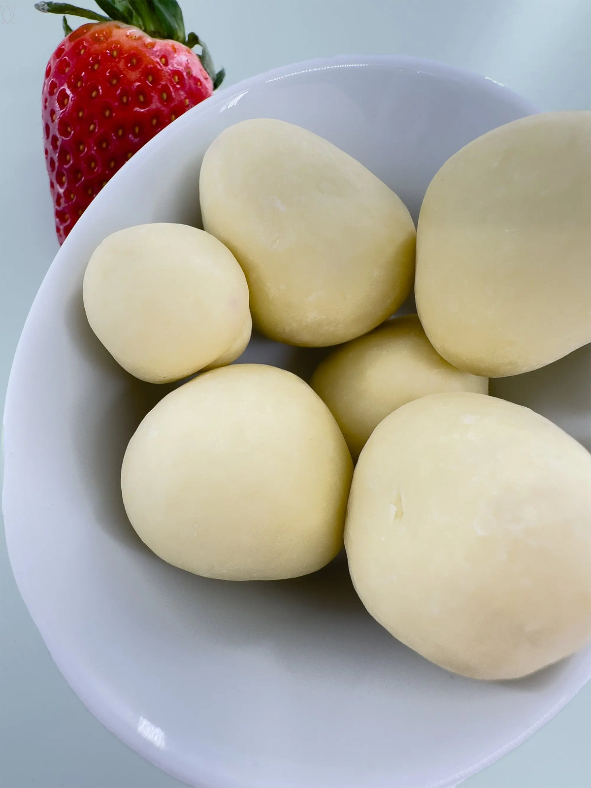 Erdbeeren in weißer Schokolade 100g - sveygan - Premium Mediterran